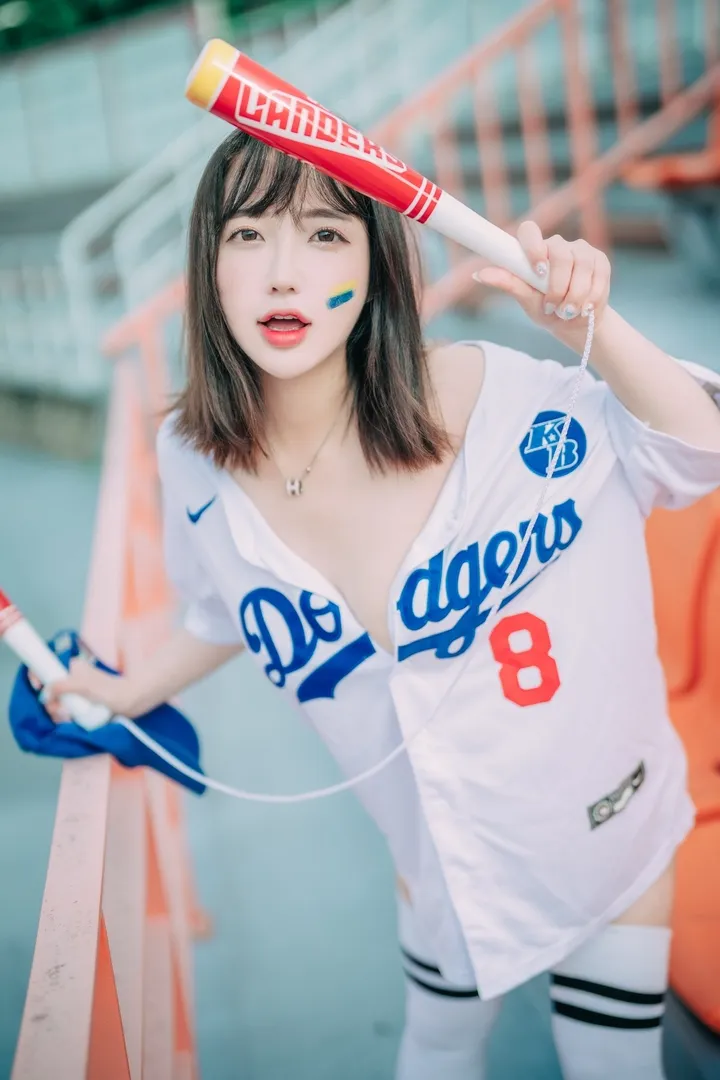 Son Ye-Eun Cheer Up in the Summer